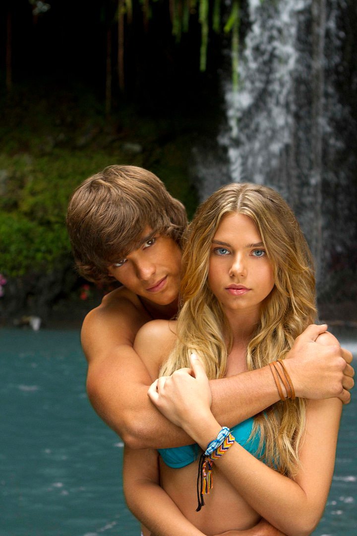 Indiana Evans en la pelicula El Lago Azul (2012)