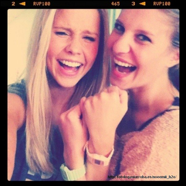 Claire Holt con una amiga anunciando un reloj
