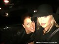 Claire Holt con una amiga