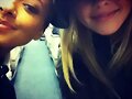 Claire Holt con una amiga