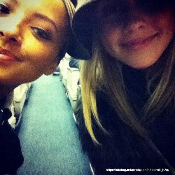 Claire Holt con una amiga
