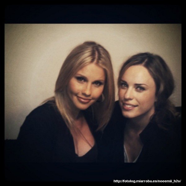 Claire Holt con una amiga