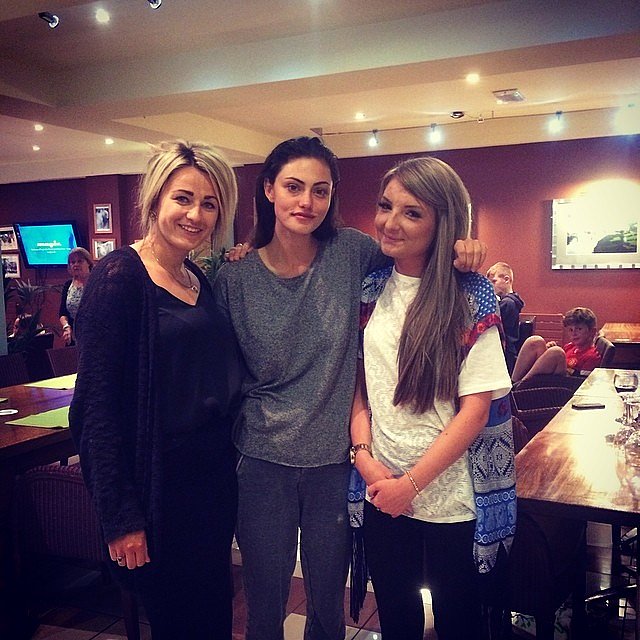 Phoebe Tonkin con fans  | 2014
