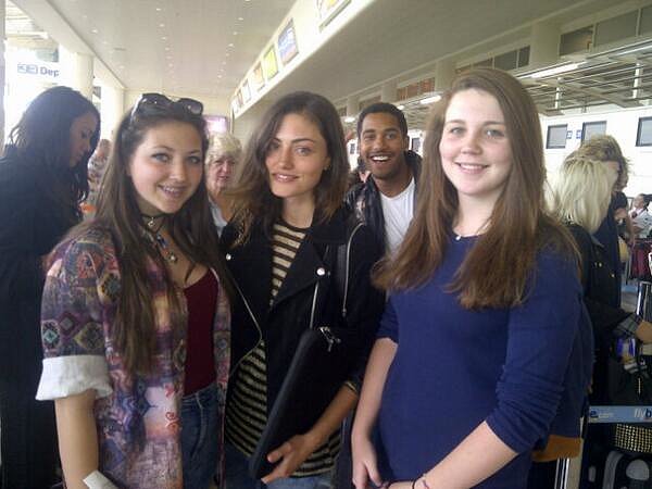 Phoebe Tonkin con fans  | 2014
