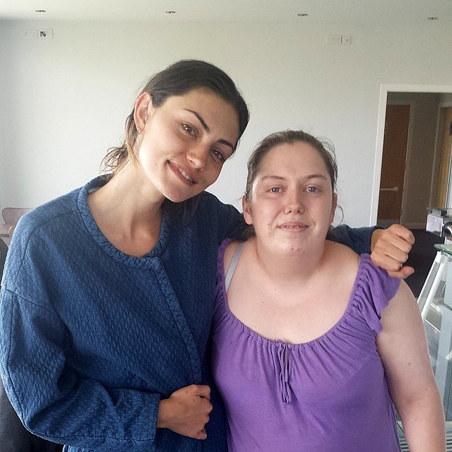 Phoebe Tonkin con fans  | 2014