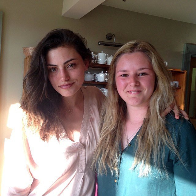 Phoebe Tonkin con fans  | 2014