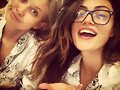 Phoebe Tonkin con su hermana Abby Tonkin  | 2014
