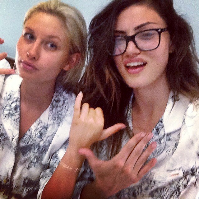 Phoebe Tonkin con su hermana Abby Tonkin  | 2014