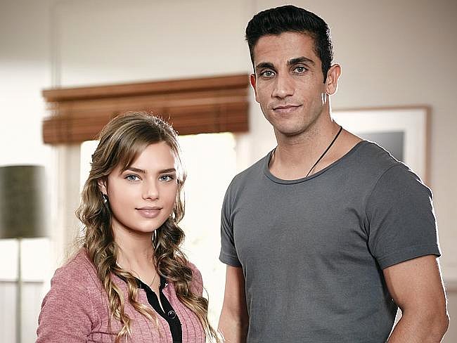 Indiana Evans en la serie House Husbands (2015)