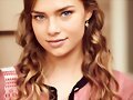 Indiana Evans en la serie House Husbands (2015)