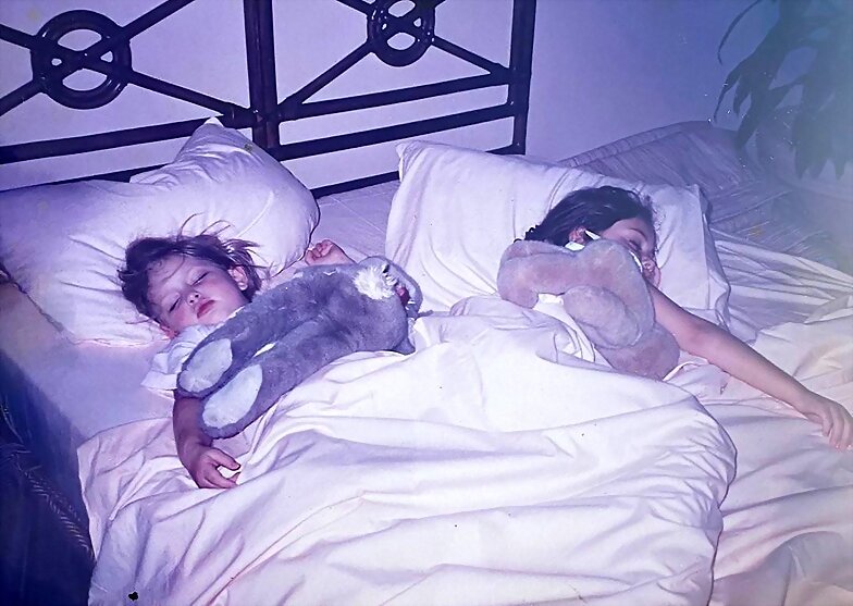 Phoebe Tonkin de pequeña con su hermana Abby