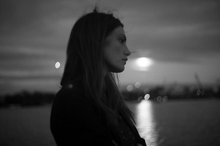 Phoebe Tonkin foto por Darren McDonald