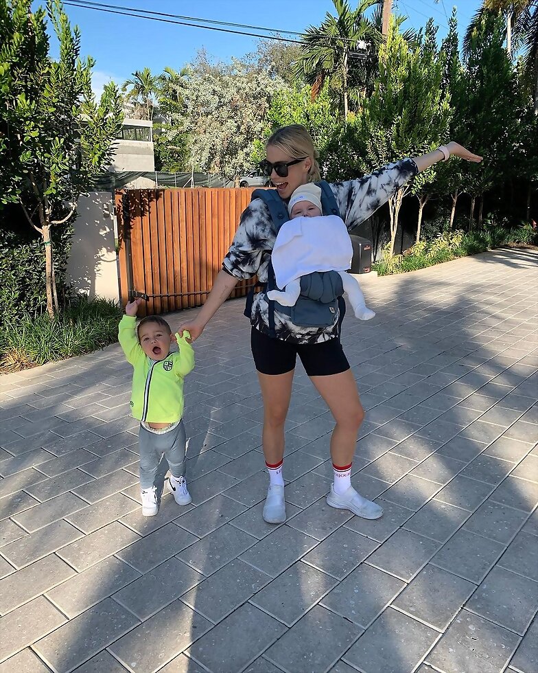 Claire Holt con sus hijos James y Elle Holt Joblon