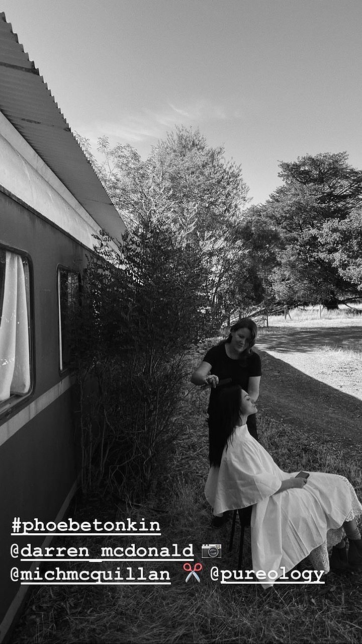 Phoebe Tonkin BTS foto por Darren McDonald