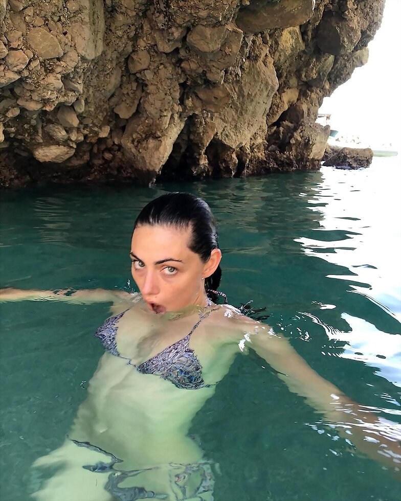 Phoebe Tonkin en Italia (antes del covid)