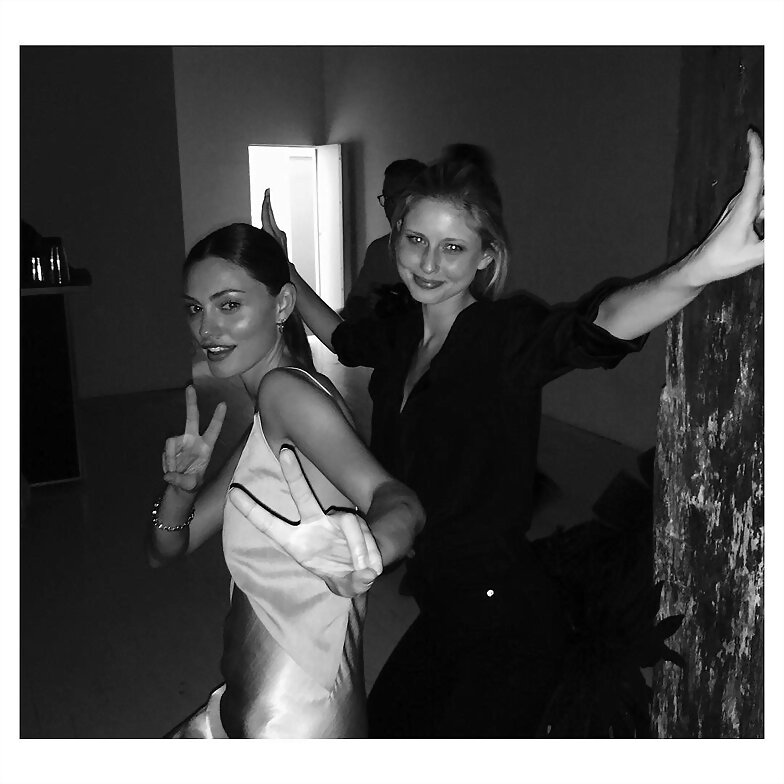 Phoebe Tonkin con su hermana Abby Tonkin  | 2016