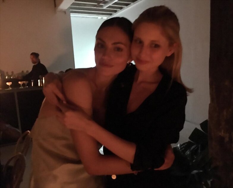 Phoebe Tonkin con su hermana Abby Tonkin  | 2016
