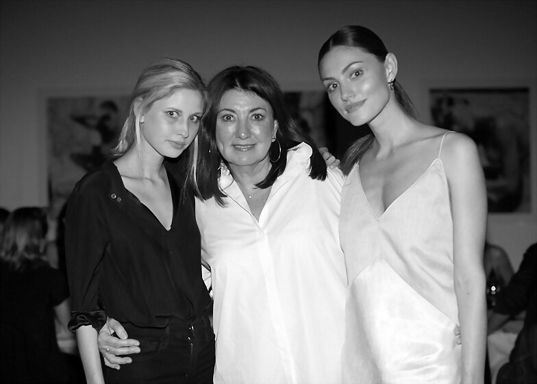 Phoebe Tonkin con su madre y hermana Abby Tonkin