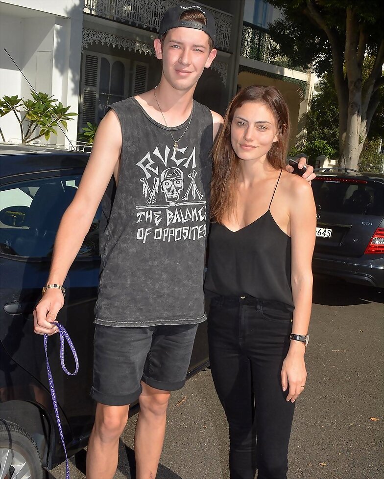 Phoebe Tonkin con un fan en Sydney  | 2016