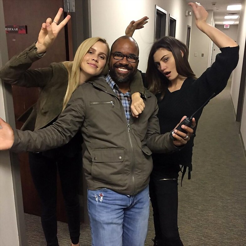Behind the scenes Claire y Phoebe en The Originals