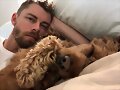 Luke Mitchell con su perrito Alfie
