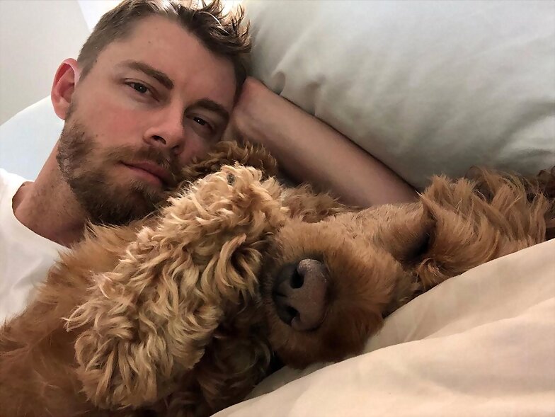 Luke Mitchell con su perrito Alfie
