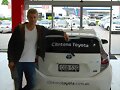 Luke Mitchell con su regalo de cumplea&ntilde;os