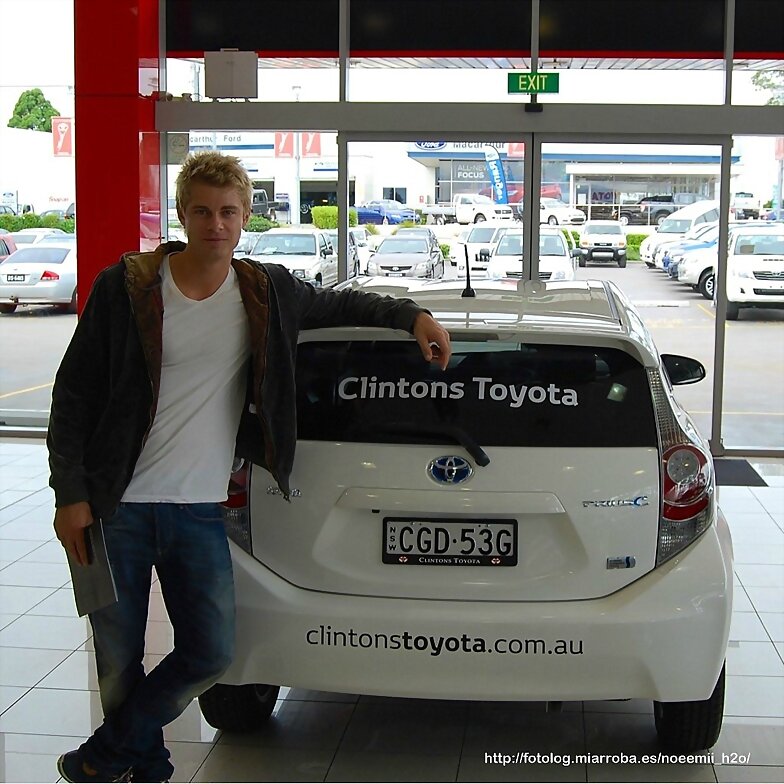 Luke Mitchell con su regalo de cumpleaños