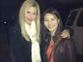 Claire Holt con una fan