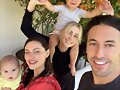 Phoebe Tonkin visitando los hijos de Claire Holt