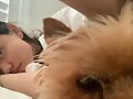 Phoebe Tonkin con su perrita Lola
