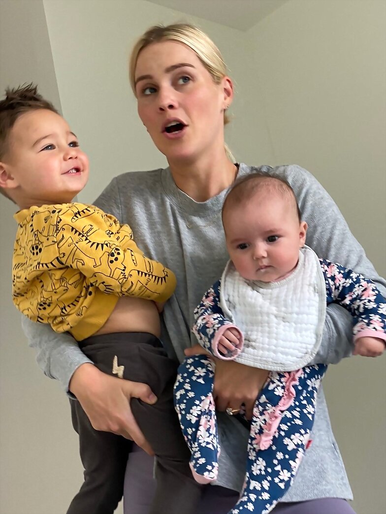 Claire Holt con sus hijos James y Elle Holt Joblon