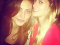 Phoebe Tonkin con una amiga Teresa Palmer