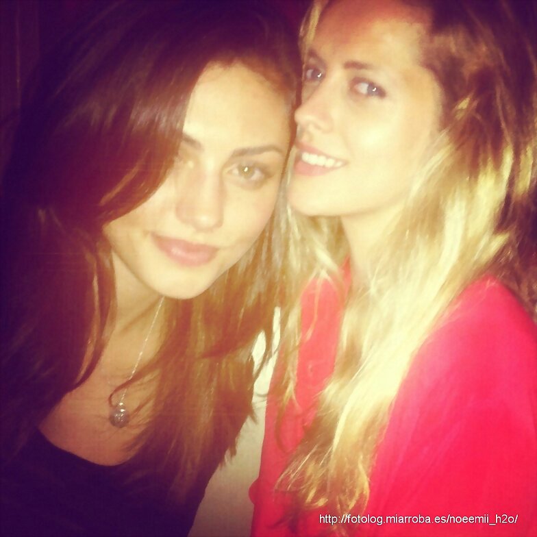 Phoebe Tonkin con una amiga Teresa Palmer