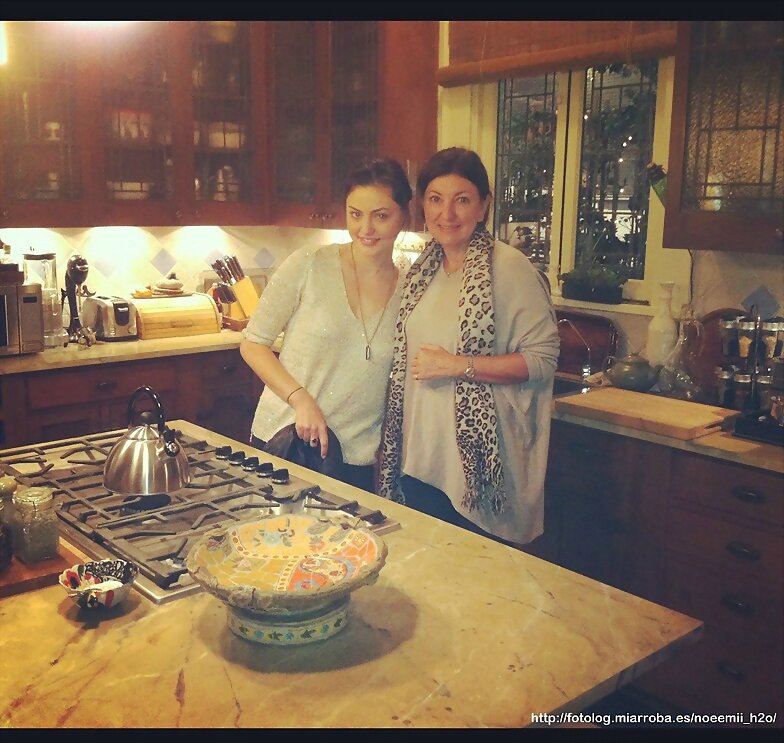 Phoebe Tonkin con su madre