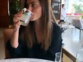Phoebe Tonkin tomando algo con Claire Holt | 2021