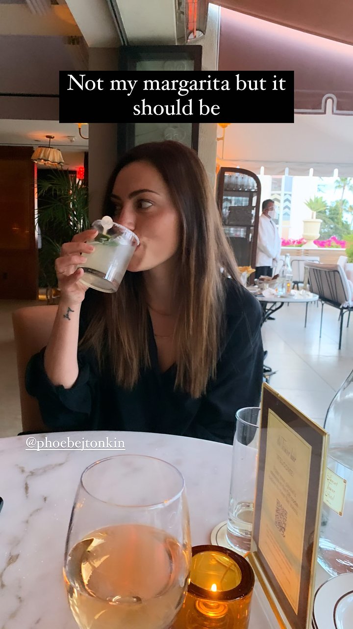 Phoebe Tonkin tomando algo con Claire Holt | 2021