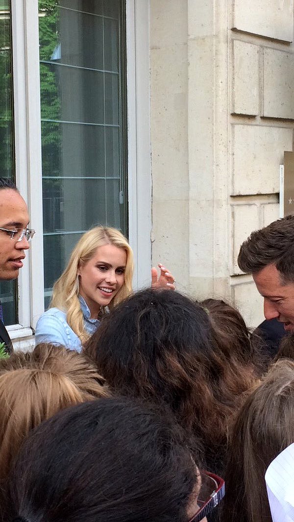 Claire Holt con fans en Paris, Francia, May 2016