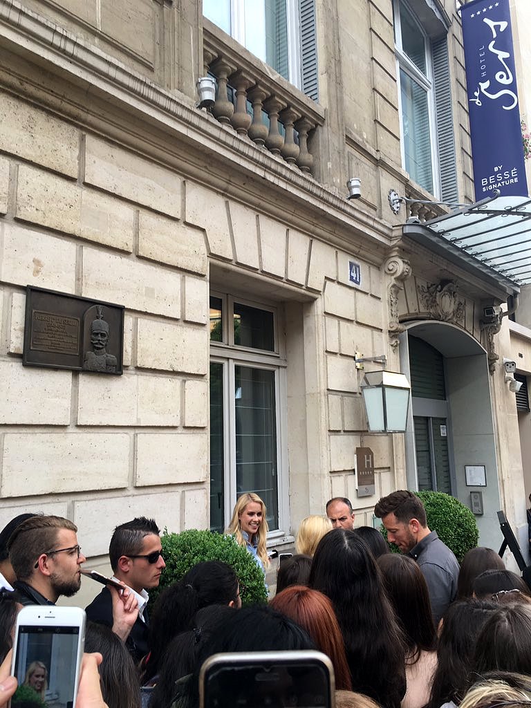 Claire Holt con fans en Paris, Francia, May 2016