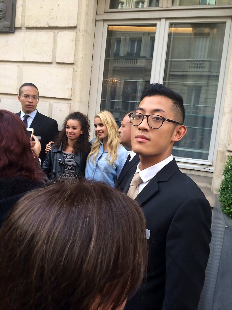 Claire Holt con fans en Paris, Francia, May 2016