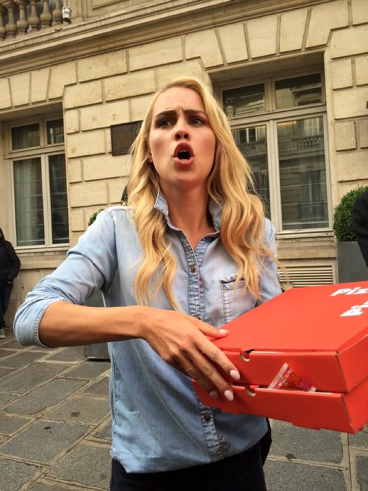 Claire Holt con fans en Paris, Francia, May 2016