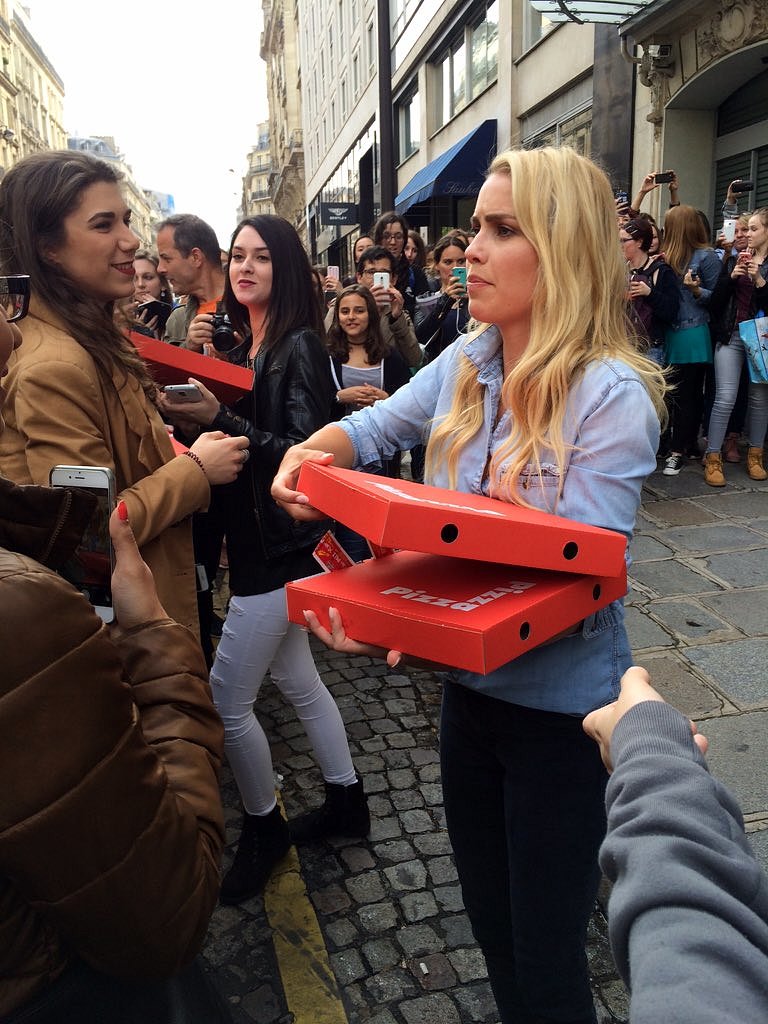 Claire Holt con fans en Paris, Francia, May 2016