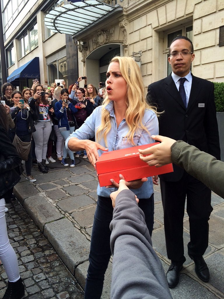 Claire Holt con fans en Paris, Francia, May 2016