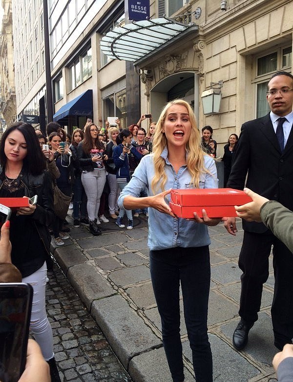 Claire Holt con fans en Paris, Francia, May 2016