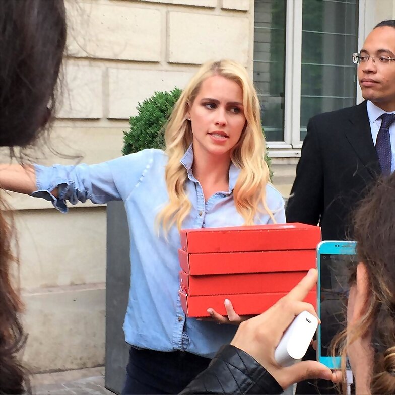 Claire Holt con fans en Paris, Francia, May 2016