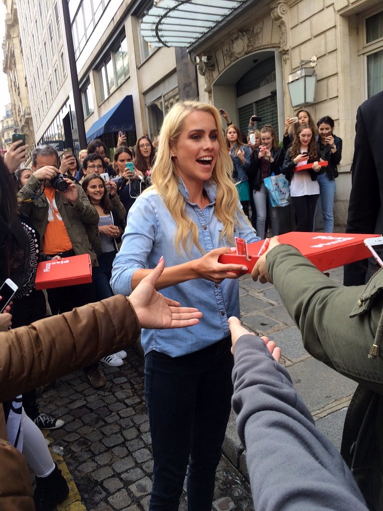 Claire Holt con fans en Paris, Francia, May 2016