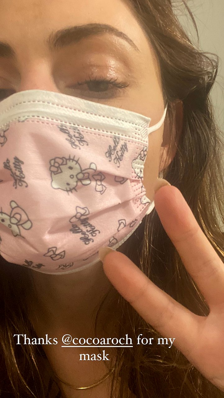 Phoebe Tonkin nueva mascarilla hello kitty | 2021