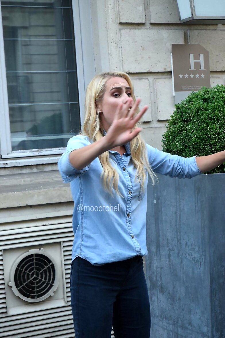 Claire Holt con fans en Paris, Francia, May 2016