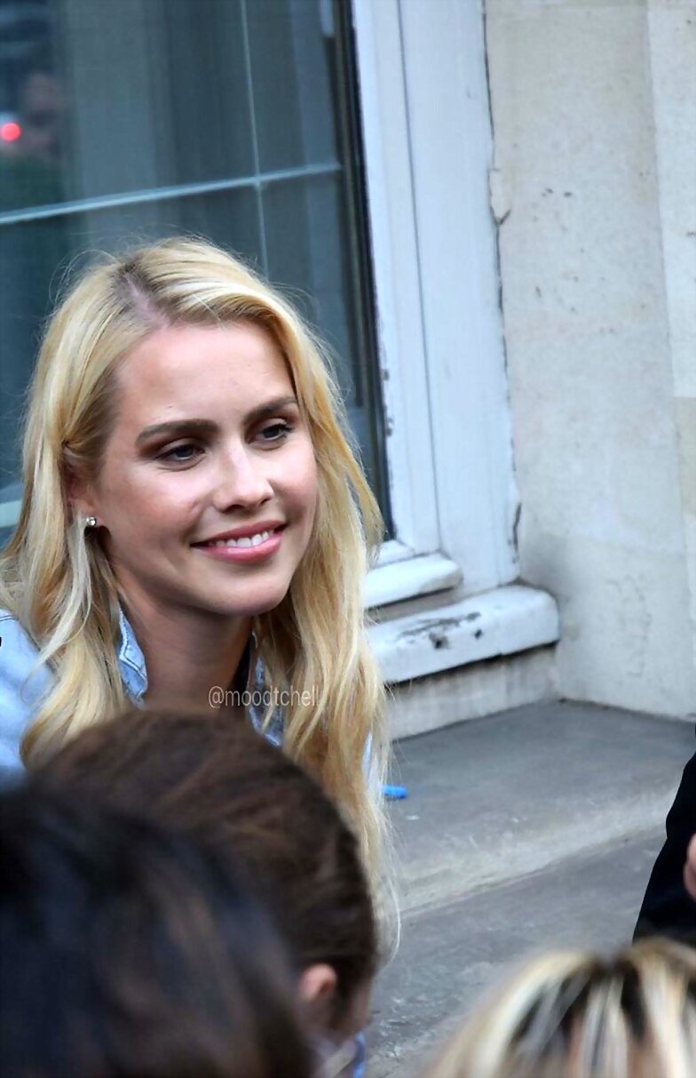Claire Holt con fans en Paris, Francia, May 2016