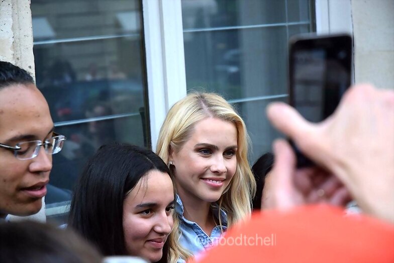Claire Holt con fans en Paris, Francia, May 2016